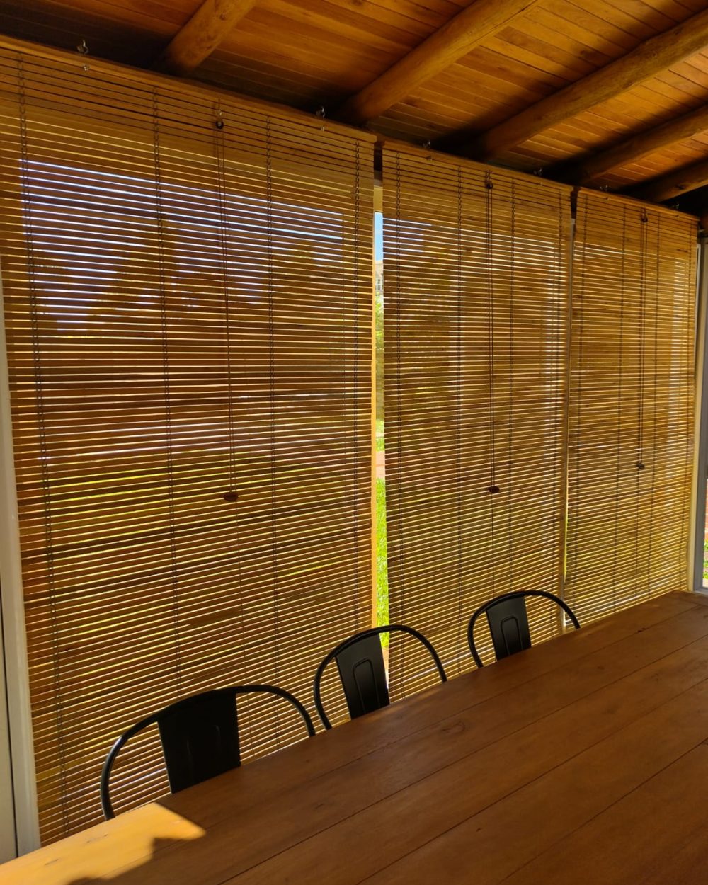 Disfrutá tus espacios con mayor privacidad. Nuestras cortinas de MADERA te permiten regular la entrada de luz y proteger tu intimidad, sin perder calidez ni estilo.