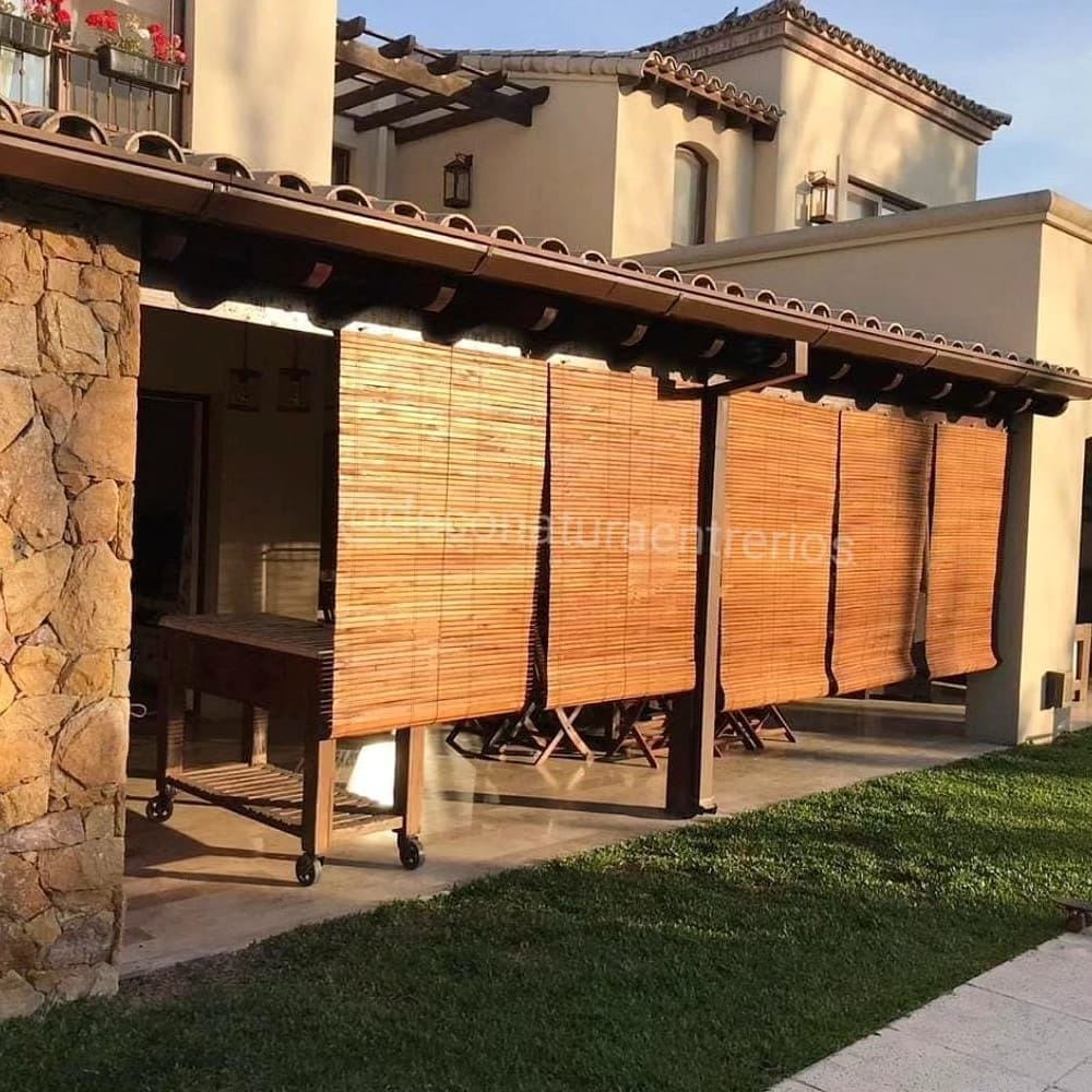 Protegé y disfrutá tu galería o quincho durante todo el año. Nuestras cortinas de MADERA brindan confort térmico, privacidad y control de la luz.