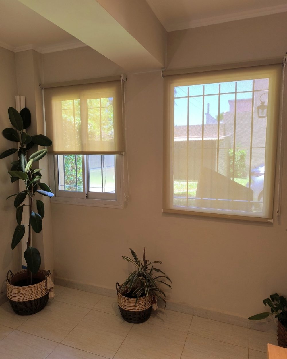 Controlá la luz sin perder la vista al exterior. Nuestras cortinas ROLLER Sun Screen 5% brindan privacidad durante el día, confort y diseño a medida.